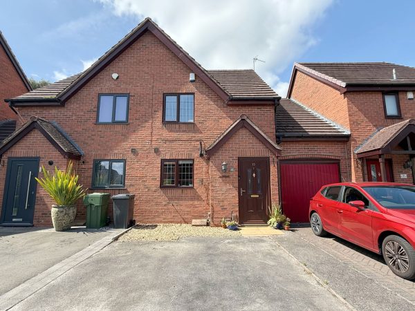 Rowan Close, Hollywood